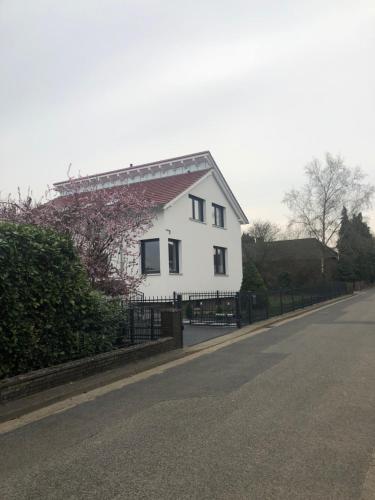 a white house on the side of a road at Stylische Wohnung in ruhiger Lage, sehr messenah in Laatzen