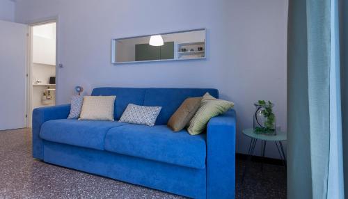 een blauwe bank met kussens in een kamer bij Italianway-Abba in Milaan