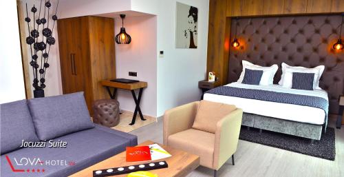 ヤロヴァにあるYalova Lova Hotel & SPA Yalovaのベッドと椅子付きのホテルルーム