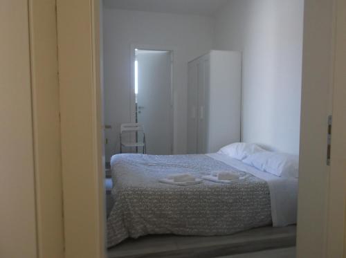ポリニャーノ・ア・マーレにあるAffittacamere Nemoのベッドルーム1室(ベッド1台、タオル2枚付)