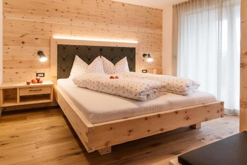 Postel nebo postele na pokoji v ubytování Alpine Chalets App. Pichlerhof