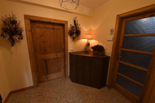 a room with a door and a table with a lamp at Ca dei Ciossi in Concordia Sagittaria