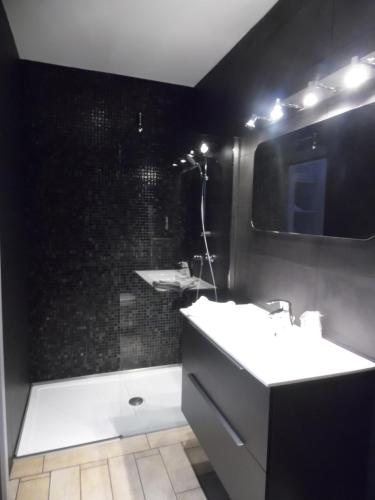 Un baño de Hôtel Le Mistral
