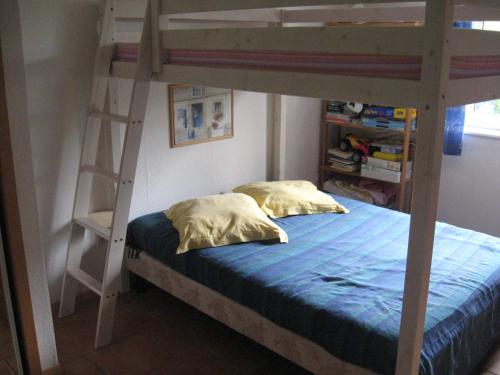 Katil atau katil-katil dalam bilik di Couette et Cafe - Chambre bleue