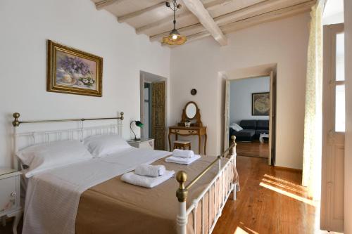 una camera da letto con un grande letto con due asciugamani di 16thCentury a Paroikia