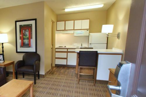 a small room with a kitchen and a living room at Extended Stay America Select Suites - Atlanta - Perimeter - Hammond Drive in Atlanta