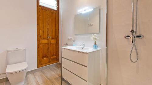 een badkamer met een toilet, een wastafel en een douche bij Sa Marina / Sa Marina 7A in Alcudia