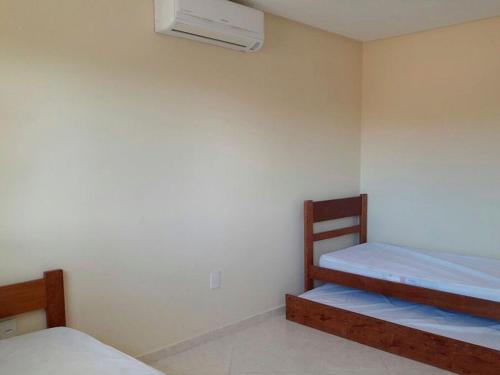 1 dormitorio con 2 literas y aire acondicionado en Casa Paraná com 8 quartos com área gourmet, en Porto Seguro