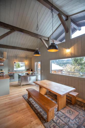 une cuisine et une salle à manger avec une table et des bancs en bois dans l'établissement Stunning Views Chamonix, à Chamonix-Mont-Blanc