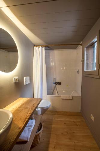 une salle de bain avec un lavabo, des toilettes et une baignoire dans l'établissement Stunning Views Chamonix, à Chamonix-Mont-Blanc