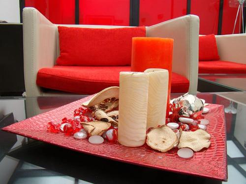 una mesa con una placa roja con velas. en Hotel Astron, en Karditsa
