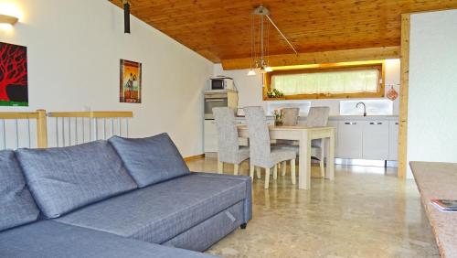 un soggiorno con divano e tavolo di Villetta Ulivi CA7 sun terrace by Gardadomusmea a Tremosine Sul Garda