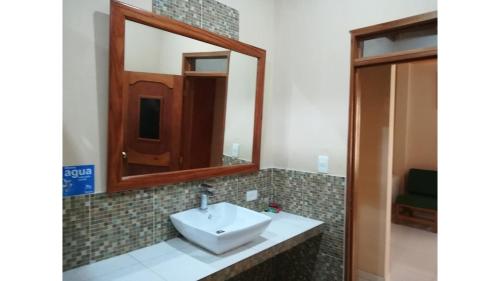 Un baño de Cabañas Yakuruna