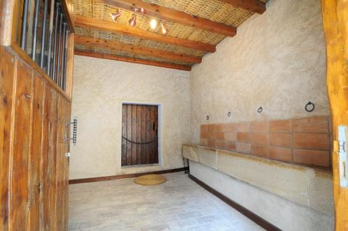 an empty room with a door in the wall at Cal Blai in Móra la Nova