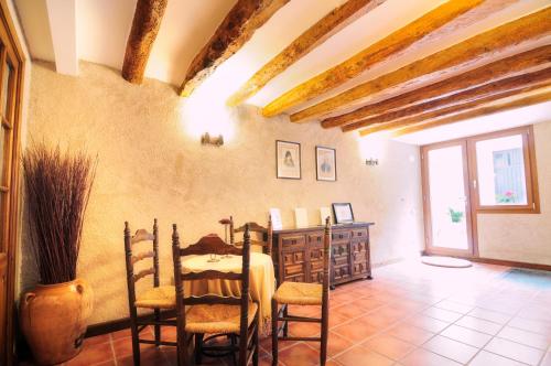 a dining room with a table and chairs at Cal Blai in Móra la Nova