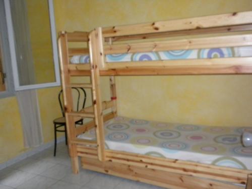 a bedroom with two bunk beds in a room at Ecrin de verdure sur Le Lavandou - Classement Tourisme 3 Etoiles in Le Lavandou