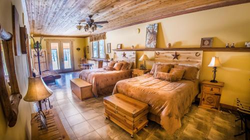 a bedroom with two beds in a room at Elktrace Bed and Breakfast in Pagosa Springs