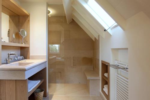 a bathroom with a shower and a sink and a sink at B&B Villa Sans Soucis in Nieuwpoort