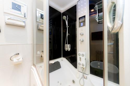 ein Bad mit einem Waschbecken und einem Spiegel in der Unterkunft Juzz Holiday Lets in London