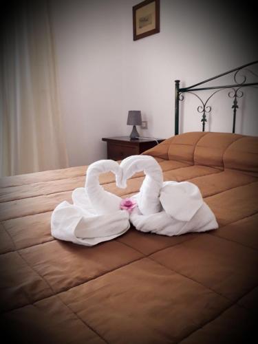 two swans making a heart on a bed at Sciacca B&B natoli in Sciacca