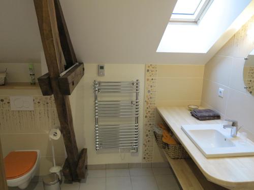 y baño con lavabo y aseo. en La Ferme de Maraval, en Cénac-et-Saint-Julien