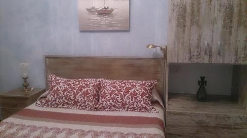 a bedroom with a bed with a pillow on it at Hospedaje A Goleta in O Barqueiro