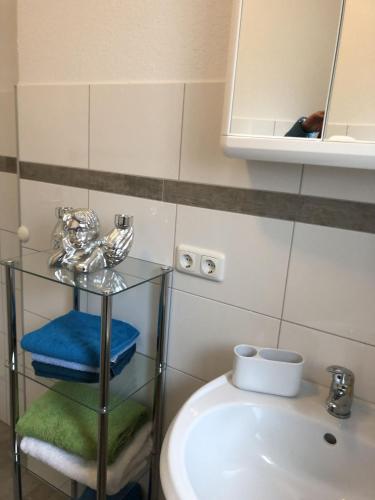 a bathroom with a sink and a toilet and a mirror at Ferienwohnung Anke - Apartement 1 in Hückelhoven
