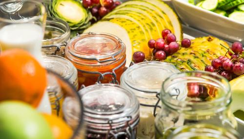 ハルデンにあるHome Hotel Parkの果物・野菜・蜂蜜瓶