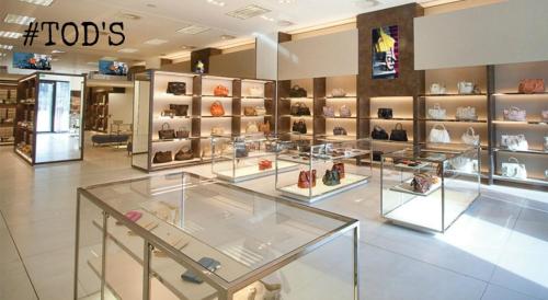 a shoe store with a lot of shoes on display at La Stanza Di Alice in Ponzano di Fermo