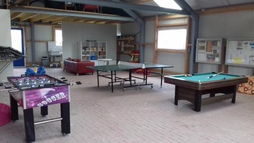 MeliskerkeにあるMinicamping Wisseの卓球台3台付きの部屋