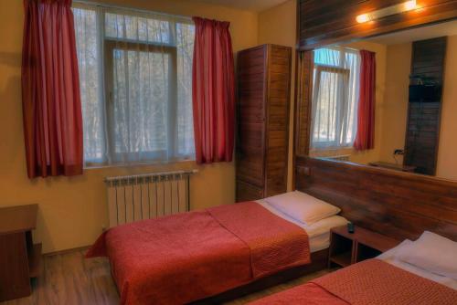 Комплекс Шуменско плато tesisinde bir odada yatak veya yataklar