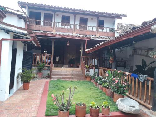 a garden in front of a house with plants at Casa Doña Rosaura Barichara ALQUILER Entero in Barichara