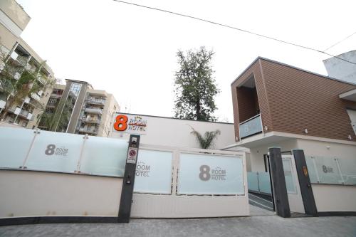 un edificio con un cartello numerico davanti di 8room Hotel a Catania