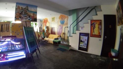 Habitación con sala de estar con sofá y sala de estar. en riosoleilcopacabana en Río de Janeiro