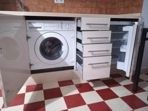 タリファにあるApartamento Gravina 3のチェッカーフロアのキッチン(洗濯機付)