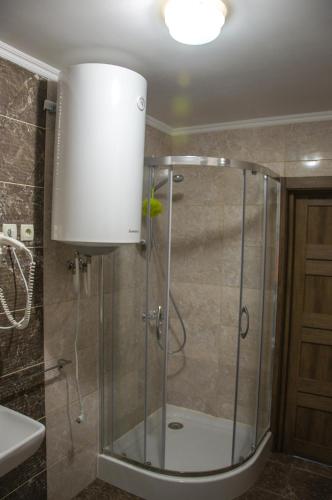 eine Dusche mit Glastür im Badezimmer in der Unterkunft Orbita in Koblewe