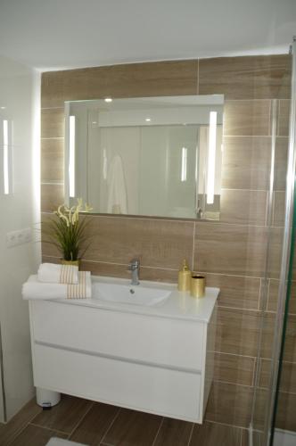 A bathroom at New Luxury Duplex Castle Harbour Cristianos