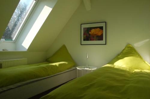 מיטה או מיטות בחדר ב-Fjordvejen Apartments