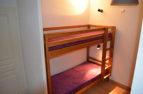 kilka łóżek piętrowych w pokoju w obiekcie Les Reflets d'Ax w mieście Ax-les-Thermes