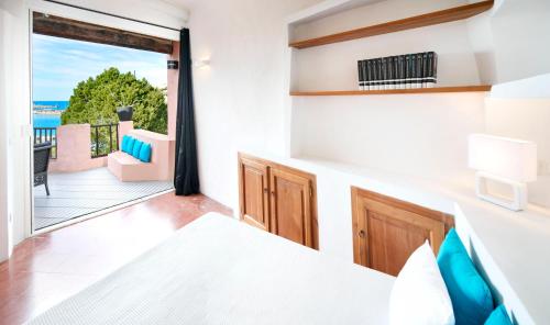 En eller flere senge i et værelse på LUX-Porto Cervo Center Sea View Apartment