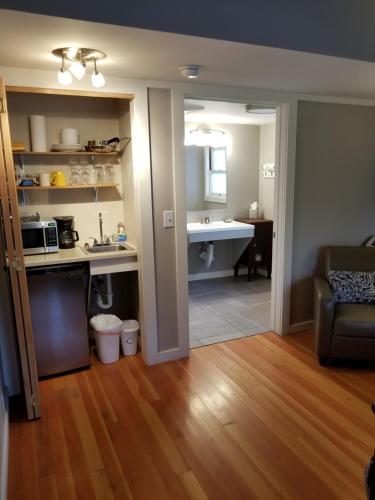 A kitchen or kitchenette at China Creek Cottages