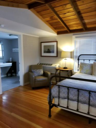 a bedroom with a bed and a couch at China Creek Cottages in Willow Creek
