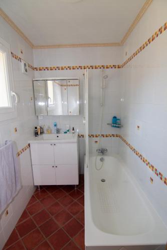 une salle de bain blanche avec une baignoire et un lavabo dans l'établissement Villa Ad Alta, à Cannes La Bocca