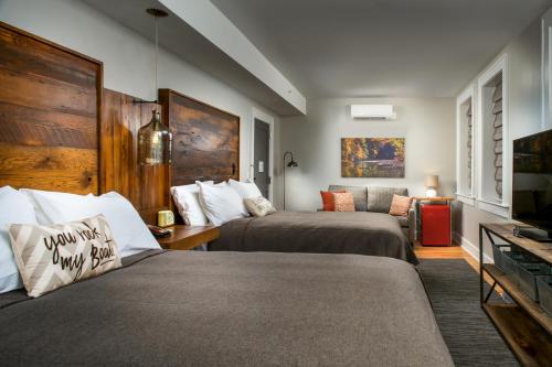 Cette chambre comprend 2 lits et une télévision. dans l'établissement Western Front Hotel, à Saint Paul