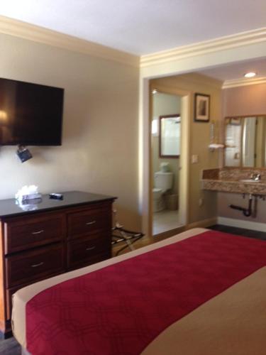 Cette chambre comprend un grand lit et une salle de bains. dans l'établissement Pacifica Motel, à Long Beach