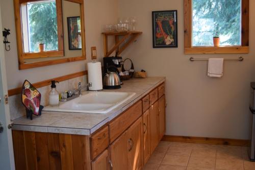 Kitchen o kitchenette sa The Bluff on Whidbey
