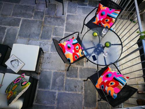 einen Overhead-Blick auf einen Tisch mit Kissen darauf in der Unterkunft cres art studio kuning apartment in Cres