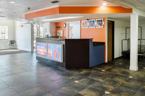 a lobby with a bar in a building at Motel 6-Mobile, AL in Tillmans Corner