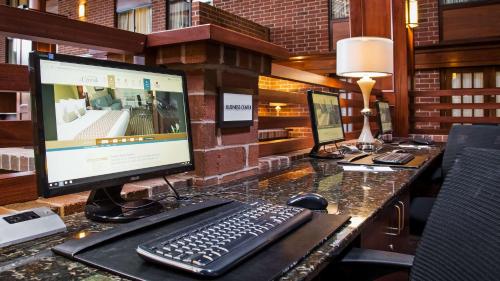 Телевизор и/или развлекательный центр в Best Western Premier the Central Hotel & Conference Center