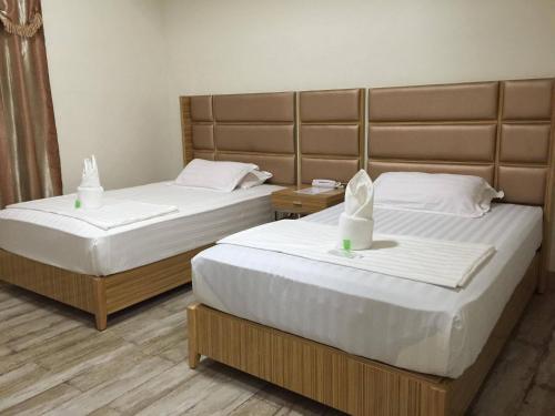2 łóżka w pokoju hotelowym z białą pościelą w obiekcie Meaco Hotel - Solano w mieście Solano